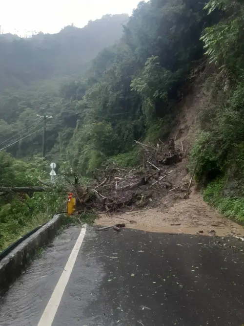 ▲梨山地區道路中斷、多處土石流，台電工程人員受阻難以搶修。（圖／台電台中區營業處提供，2024.07.25）