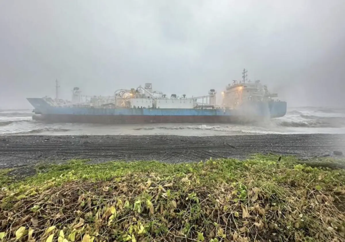 ▲颱風「凱米」來襲，印尼籍貨輪「IRIANA」昨天深夜不明原因擱淺至屏東縣枋寮和枋山交界處。（圖／翻攝畫面）