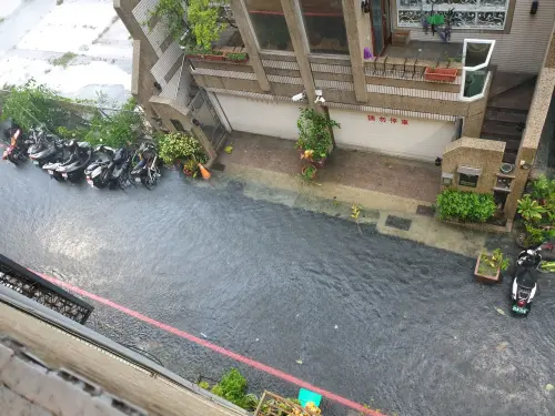 ▲高雄豪雨狂炸，市區已有多處淹水，高雄統一夢時代也緊急宣布早上暫停營業。（圖／民眾提供）