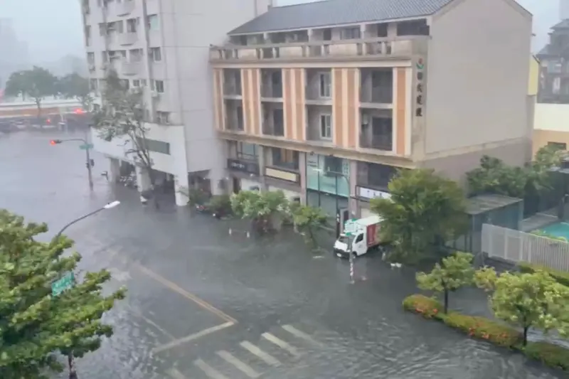 ▲高雄豪雨狂炸，市區已有多處淹水，圖為美術館附近的青海路上。而高雄統一夢時代購物中心，也於一早緊急宣布早上暫停營業。（圖／民眾提供）