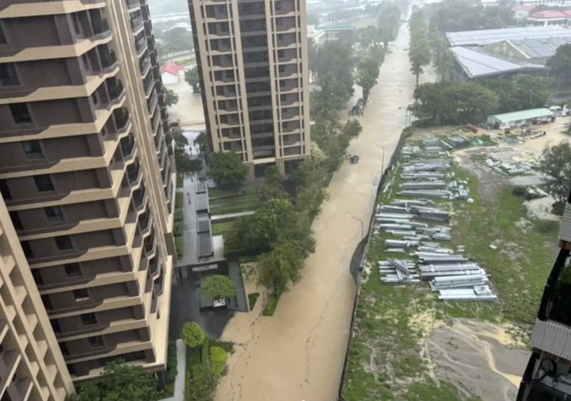 高雄馬路變「黃河」！美術館豪宅水淹輪胎高 左營區水淹進新建案 | 社會 | NOWnews今日新聞