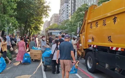 不是故宮！外國遊客來台灣必看「竟是垃圾車」　原因曝光全場傻眼
