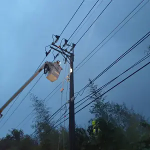 凱米風強雨大！全國一度停電56萬戶　台電搶修仍有8.7萬戶未復電
