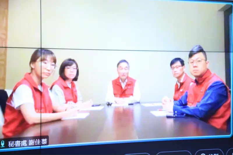 ▲台中市副市長黃國榮等官員，在美國穿著紅背心視訊開會，被網友批評演很大。（圖／台中市政府提供，2024.07.25）