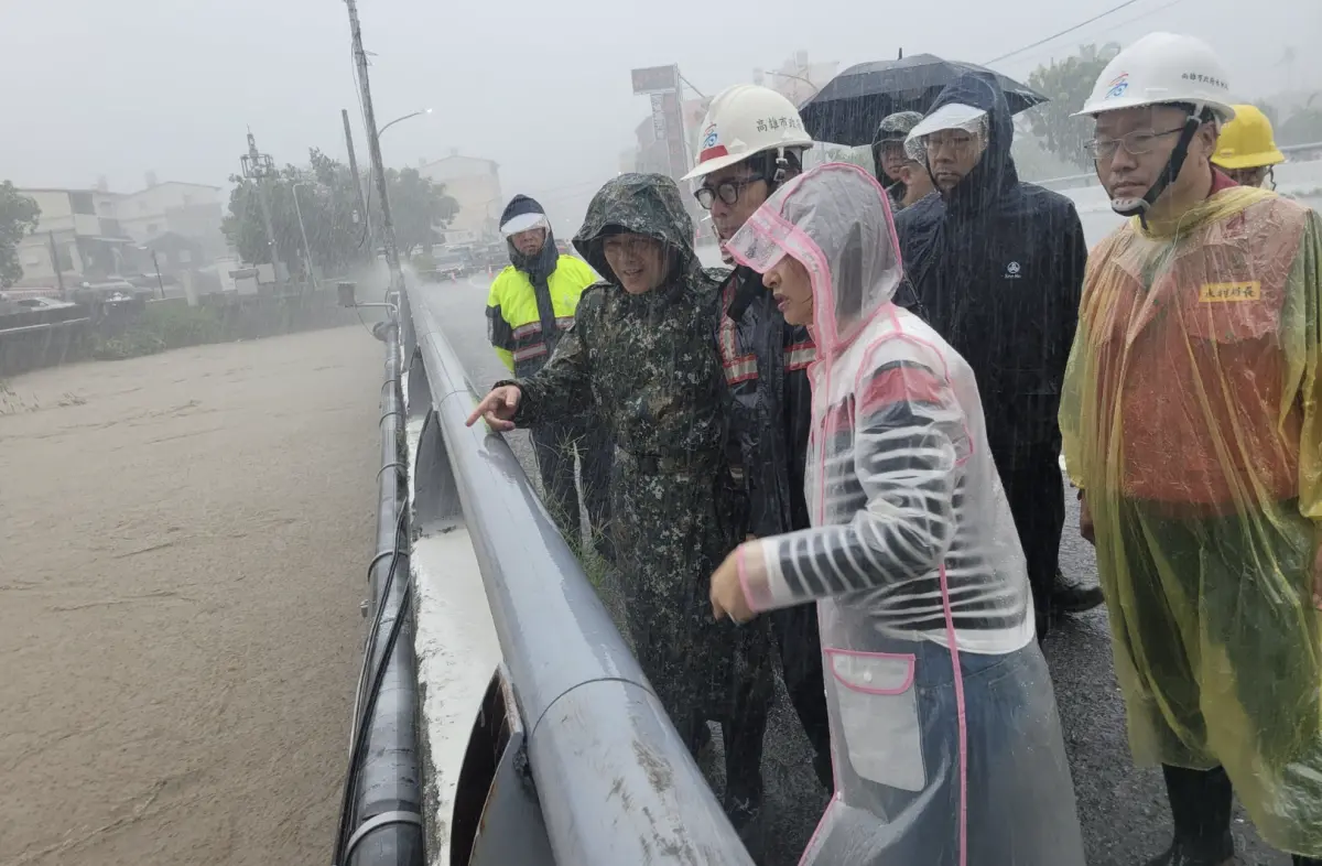 ▲凱米帶來豪雨適逢大潮造成多處淹水，陳其邁表示，局部積淹水狀況，多數已排除。（圖／翻攝自陳其邁臉書）