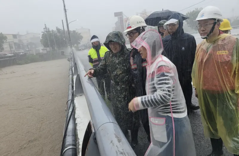 ▲凱米帶來豪雨適逢大潮造成多處淹水，陳其邁表示，局部積淹水狀況，多數已排除。（圖／翻攝自陳其邁臉書）