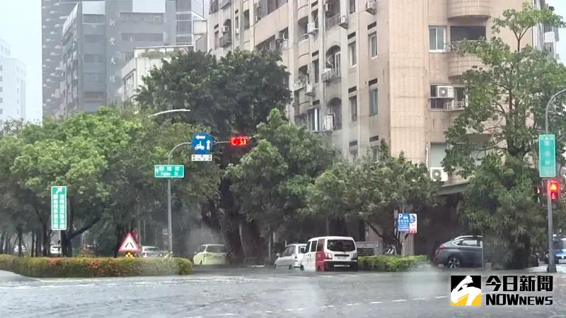 ▲ 近年來逢大雨必淹的新興區民生一路與東海街口這一帶，積水還進入了一樓住家內。（圖／記者郭俊暉攝 , 2024.07.25）