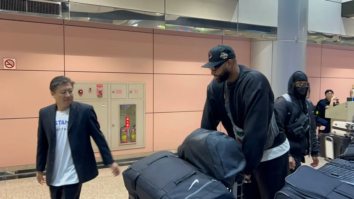 ▲TAT亞洲巡迴賽台北站受到颱風影響，開幕日改為27日在台北和平館登場，不過3大NBA球星當中的「表弟」卡森斯（DeMarcus Cousins）今天上午8點率先抵台，且馬不停蹄就展開訓練，他直呼：「我等不及要跟台灣球迷見面了！」（圖／臺灣野馬提供）