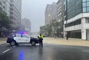 豪雨肆虐！高雄七賢路積淹水　警肉身擋車阻通行
