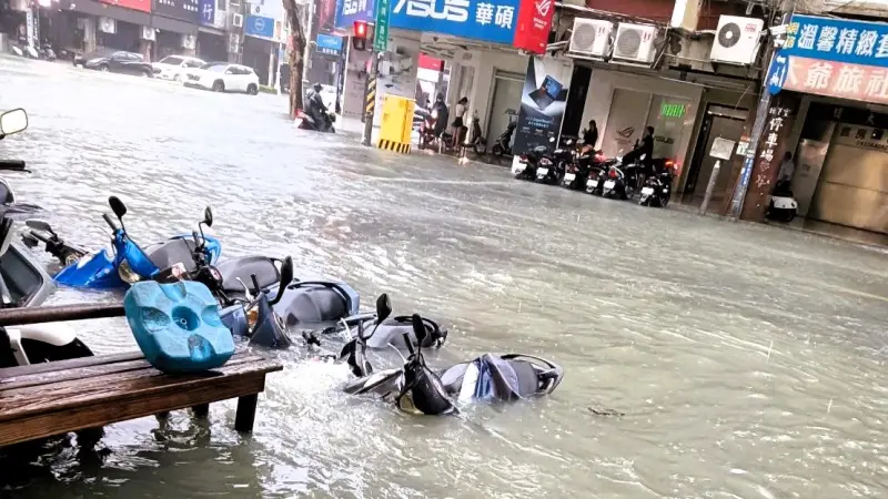 ▲高雄市受颱風影響淹水慘況頻傳，高雄市長陳其邁宣布，市府補助「凱米受災戶」住旅館，每人每晚最高1200元。（圖／翻攝畫面）