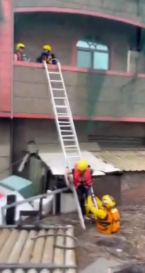 彰化濁水溪暴漲,民宅慘淹半層樓高,4人躲至二樓避難,警消架鐵梯救援。(圖/翻攝畫面) ▲彰化濁水溪暴漲,民宅慘淹半層樓高,4人躲至二樓避難,警消架鐵梯救援。(圖/翻攝畫面)