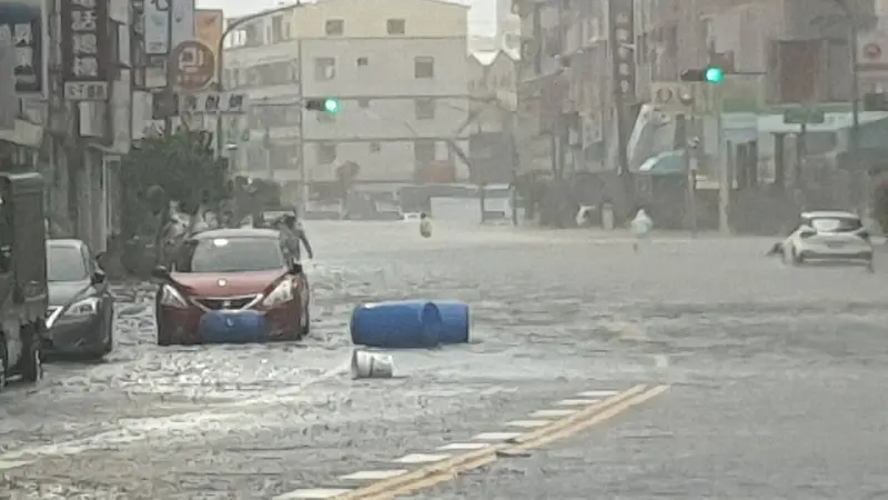 ▲凱米颱風襲台，導致高雄地區出現驚人雨勢，多處地方傳出淹水情形。（圖／翻攝畫面）