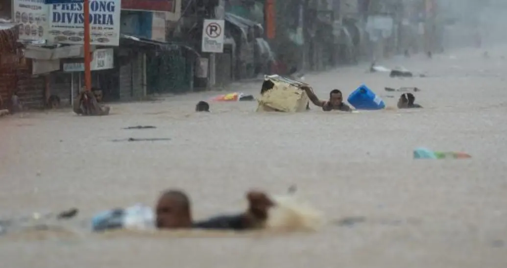 ▲凱米颱風尾影響菲律賓，導致馬尼拉大淹水，至少13人以上死亡。（圖／美聯社／達志影像）