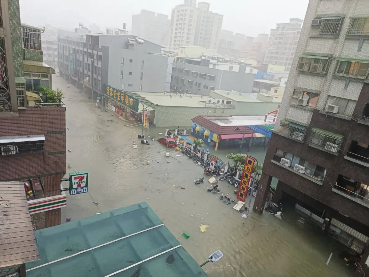 ▲凱米颱風帶來的豐沛雨量，讓高雄不少地區淹水，如果家電受潮泡水，達人建議如果有受潮的疑慮，不要隨意插電運轉，最好自然風乾2天後才使用。（圖／翻攝畫面）