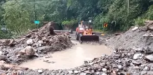 中橫公路宜蘭支線台7甲線36.8K,出現大量落石與積水,整條路都坍方。(圖/翻攝畫面) ▲中橫公路宜蘭支線台7甲線36.8K,出現大量落石與積水,整條路都坍方。(圖/翻攝畫面)