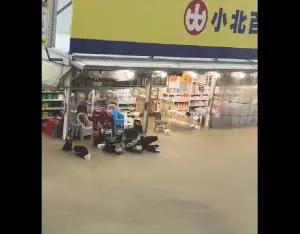 高雄三民區大裕路、大豐路,超商與小北百貨都湧進積水。(圖/翻攝畫面) ▲高雄三民區大裕路、大豐路,超商與小北百貨都湧進積水。(圖/翻攝畫面)