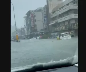 ▲高雄澄清路及九如交流道也積水成災，許多汽車駕駛行駛在半人高積水中，場面十分驚險。（圖／翻攝畫面）