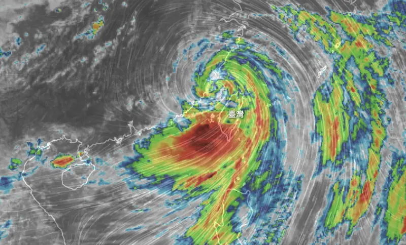 ▲凱米颱風中心掃過的北台灣，整體風雨相較於南台灣明顯較小，氣象專家也對此做出解釋。（圖／翻攝NCDR）