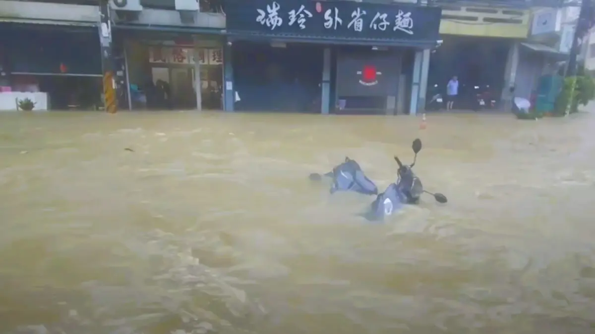 ▲凱米颱風造成中南部多處出現災情，經濟部今（19）日再加碼中小企優惠貸款，協助商家度過難關。（圖／翻攝畫面）