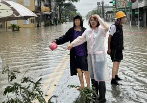 高雄多處淹水「馬路變黃河」！邱議瑩臉書PO照自曝：車壞了
