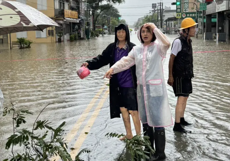 ▲邱議瑩在臉書PO出影片表示，雨勢非常大，車子剛剛也有點損壞，因此無法到各地視察，並呼籲大家注意安全。（圖／翻攝邱議瑩臉書）