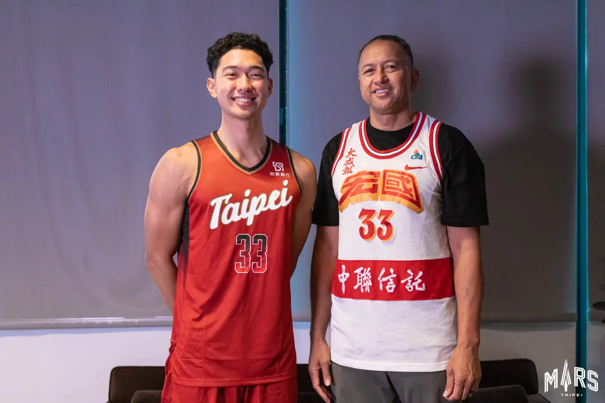 ▲台新育樂今宣布，TPBL元年選秀狀元雷蒙恩正式加盟臺北台新戰神，身高197公分的後衛雷蒙恩。他擇定父親雷克斯昔日背號「33」作為職籃之路起點。（圖／台新育樂提供）