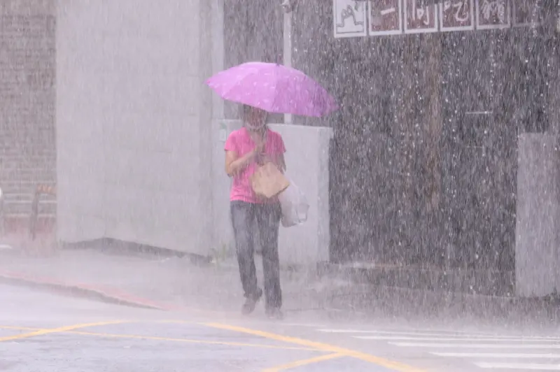 ▲受颱風外圍環流和西南風影響，中南部各縣市持續在「降雨警戒」範圍中，南投縣信義鄉率先宣布，明日已達停止上班及上課標準。（圖／NOWnews攝影中心）