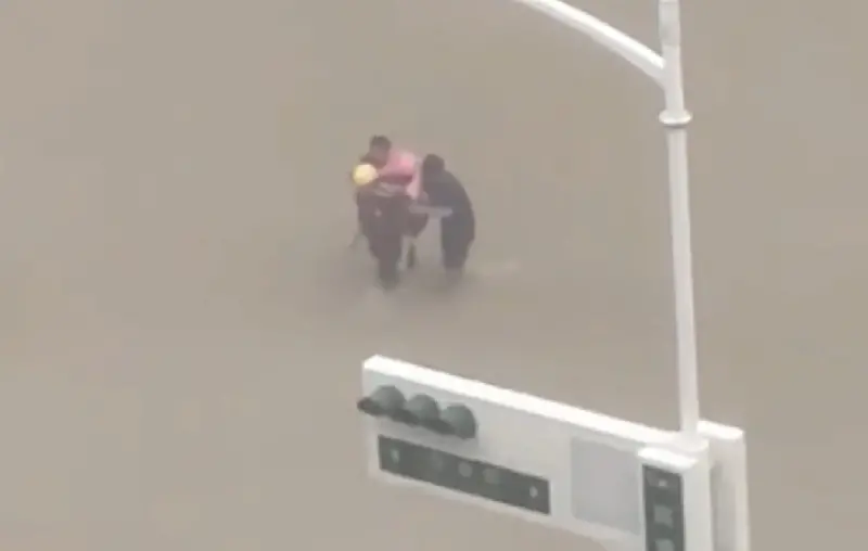 ▲凱米颱風帶來強勁風雨，導致高雄多處淹水，今天警消冒雨從積水中救出受困長者。（圖／翻攝畫面）