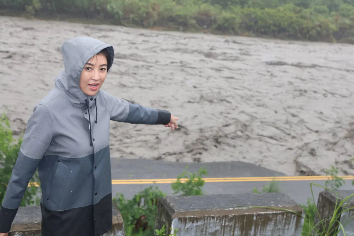 ▲南投縣長許淑華到災情嚴重的信義鄉勘查，見到陳有蘭溪水暴漲，已淹過道路。（圖／南投縣政府提供，2024.07.25）