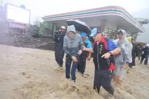 ▲南投縣長許淑華在信義鄉明德村中油加油站附近，欲前往附近民宅，幾乎寸步難行。（圖／南投縣政府提供，2024.07.25）