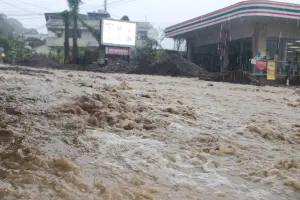 豪雨狂炸!陳有蘭溪水暴漲淹道路 許淑華先撤離慢性病患與孕婦 ▲南投台21線新中橫公路附近道路,變成泥水滾滾的河流。(圖/南投縣政府提供,2024.07.25)