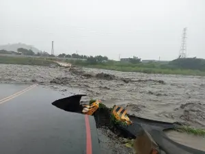 豪雨狂炸!陳有蘭溪水暴漲淹道路 許淑華先撤離慢性病患與孕婦 ▲南投山區處處災情,圖為眉溪溪水暴漲,埔里鎮守城橋便道被沖毀。(圖/讀者潘志孝提供,,2024.07.25)