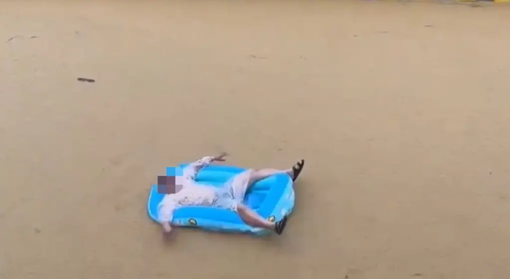 ▲受凱米颱風影響，高雄各地陸續發生淹水情形，有大樹區居民苦中作樂，在積水中大玩漂漂河，但姜冠宇醫師發文提醒，颱風淹水區不要隨便去游泳。（圖／翻攝畫面）