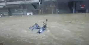 ▲高雄三民路發生嚴重積水,有民眾拍下一部黑色機車遭大水沖走。(圖/翻攝畫面) ▲高雄三民路發生嚴重積水,有民眾拍下一部黑色機車遭大水沖走。(圖/翻攝畫面)