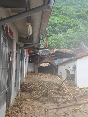 ▲土石流衝進屋內,屋主夫妻逃生不及,釀1死1傷慘劇。(圖/翻攝畫面) ▲土石流衝進屋內,屋主夫妻逃生不及,釀1死1傷慘劇。(圖/翻攝畫面)