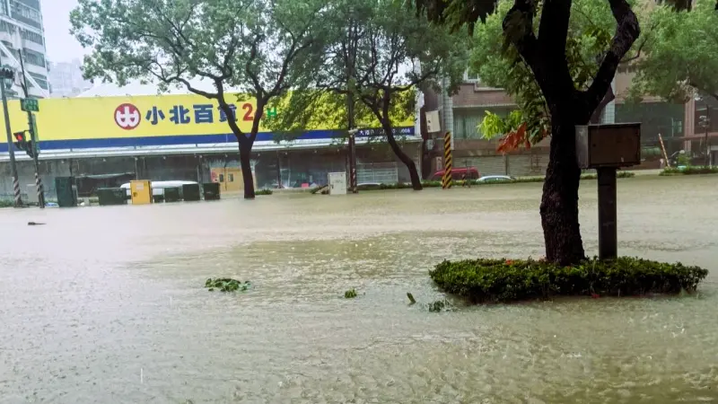 ▲凱米颱風尾端環流狂掃，中央氣象署持續發布「大雷雨即時訊息」，中南部縣市多處出現淹水災情。（圖／翻攝畫面）