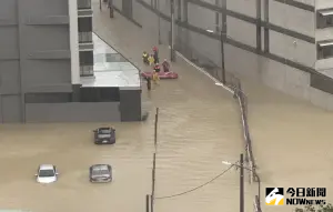 凱米颱風降豪雨！高雄水淹大馬路車輛難通行　警消出動橡皮艇救援
