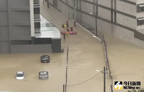 受颱風外圍環流影響,高雄降強陣雨,車道水淹過膝,警消出動橡皮艇救援。 ▲受颱風外圍環流影響,高雄降強陣雨,車道水淹過膝,警消出動橡皮艇救援。(圖/讀者授權提供)