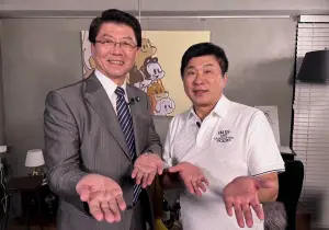 ▲綜藝天王胡瓜跨足網路節目,開設了Youtube頻道《下面一位》,近日邀請到「政壇台語大神」謝龍介,兩人用台語交流,還玩了小遊戲。(圖/民視提供) ▲綜藝天王胡瓜跨足網路節目,開設了Youtube頻道《下面一位》,近日邀請到「政壇台語大神」謝龍介,兩人用台語交流,還玩了小遊戲。(圖/民視提供)