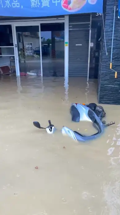 ▲受颱風外圍環流影響，高雄降強陣雨，車道水淹過膝，警消出動橡皮艇救援。（圖／記者林莞茜攝,2025.07.25）