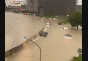 凱米颱風雨狂炸！高雄岡山提防溢堤、水淹1樓高　10多台汽車滅頂
