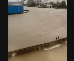 ▲凱米颱風挾帶狂風暴雨襲台，高雄市區多處淹水成災，其中，岡山區的典寶溪因溪水暴漲，已滿出堤防。（圖／翻攝畫面）　