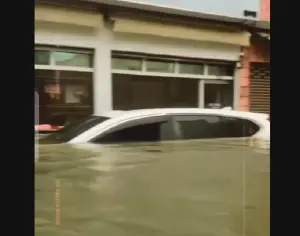 ▲位於高雄市三民區的綠景苑大樓，外面道路也出現嚴重淹水。（圖／翻攝畫面）　