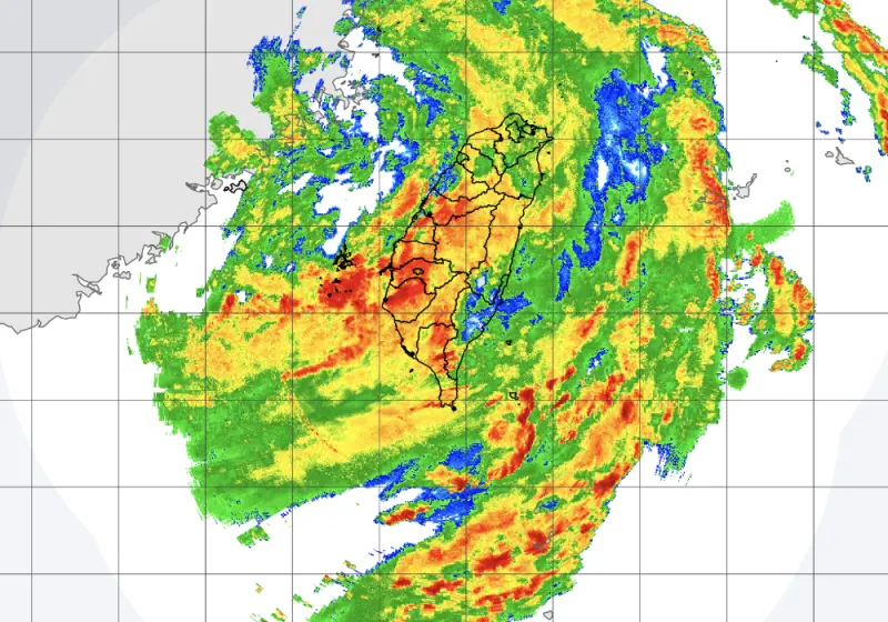 ▲凱米颱風影響持續，今（25）日台中以南地區有「超大豪雨」，其餘各地持續有大雨和豪雨降下。（圖／中央氣象署）