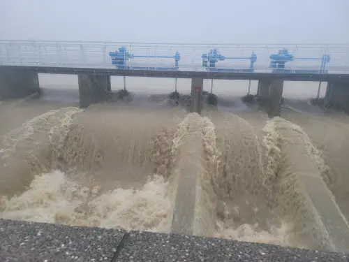 ▲滯洪池因為暴增雨量，也都接近滿水位，高雄市長陳其邁強調市府隨時注意相關包括滯洪池、各水門、抽水機運作，隨時做機動調整。（圖／高雄市政府）