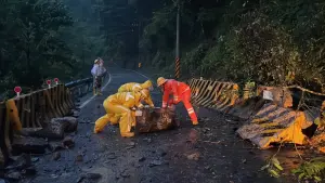 ▲台電人員冒險徒步進入梨山，漏夜進行電力搶修，（圖／台電提供）