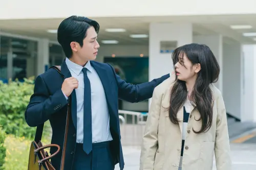▲《媽媽朋友的兒子》由丁海寅、庭沼珉(右)共同合作,飾演一對青梅竹馬。(圖/Netflix) ▲《媽媽朋友的兒子》由丁海寅、庭沼珉(右)共同合作,飾演一對青梅竹馬。(圖/Netflix)