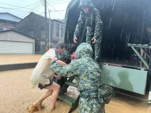 凱米重創南台灣慘變「水世界」　國軍投入兩棲突擊車救災
