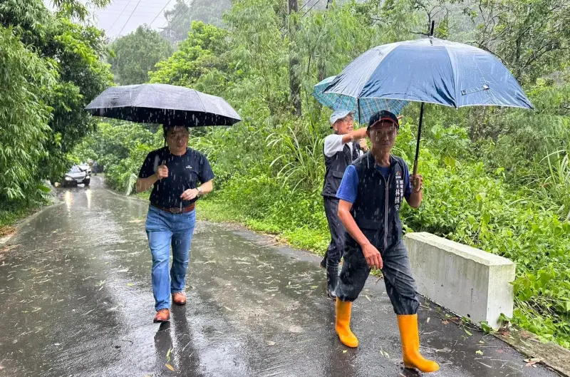 ▲國民黨立委顏寬恒今天上午到霧峰勘查災情，支持者提醒他把皮鞋換成雨鞋。（圖／翻攝顏寬恒臉書，2024.07.25）