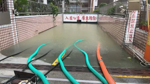 ▲高雄市三民區一處大樓地下室淹水，動用1台吸泥車、5台抽水機持續抽水。（圖／台電提供）